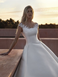 WEDDING DRESSES Pronovias Irlan 2024